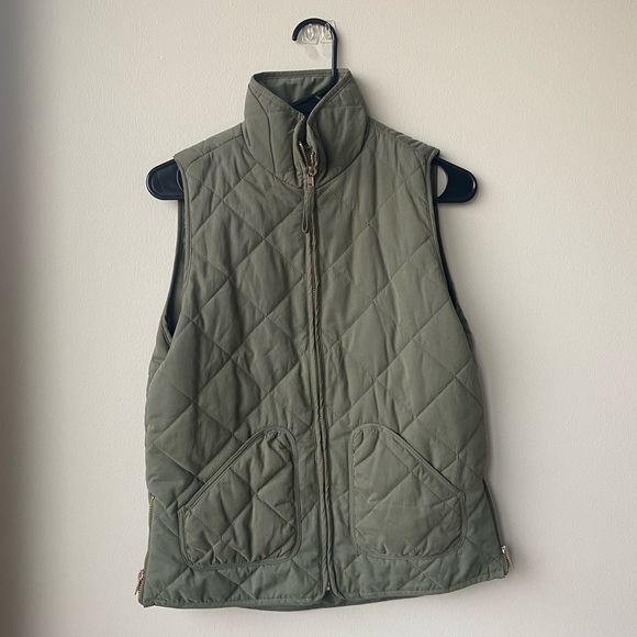 Women’s Olive Green Quilted Puffer Vest Zip Up Lightweight Fall Layering - Picture 1 of 6